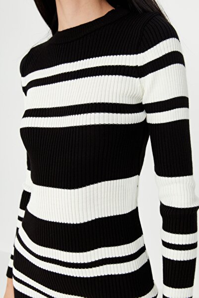 Trendyol Collection Pletené pruhované černé midi šaty - Twoaw23El00539