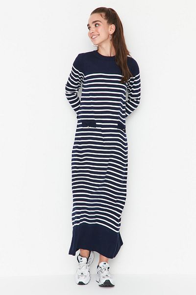 Trendyol Modest Námořnické modré pruhované pletené šaty s výstřihem TCTAW23EB00012