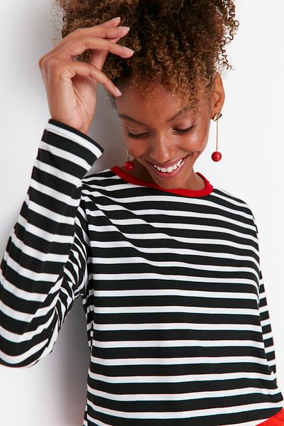 Trendyol Collection Schwarz gestreiftes Basic-T-Shirt mit normalem/normalem Muster und buntem Rippstrick-Rundhalsausschnitt TWOAW23TS00026