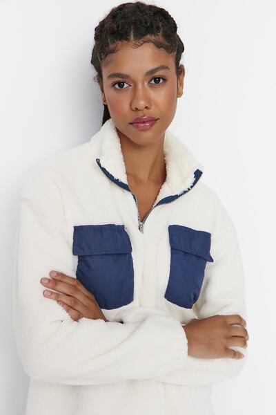 Trendyol Collection Ecru Kontrastní kapsa Detailní Plyšový stojáček Základní pletená mikina TWOAW23SW00236