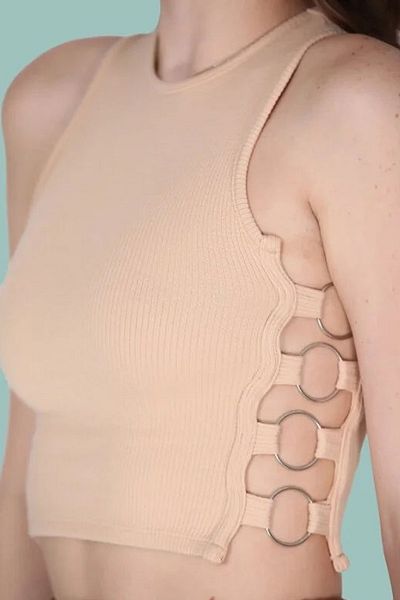 Dilvin Μπεζ Crop Top - Λεπτομέρεια δαχτυλιδιού