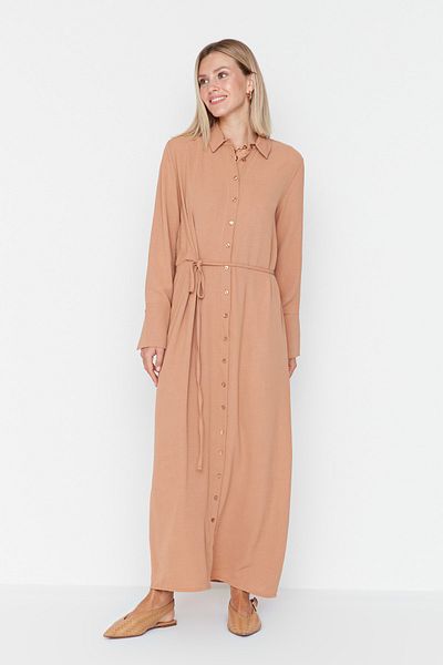 Trendyol Modest Hellbraunes, geknöpftes Aerobin-Gewebekleid mit Seiltaille TCTSS22EB00154