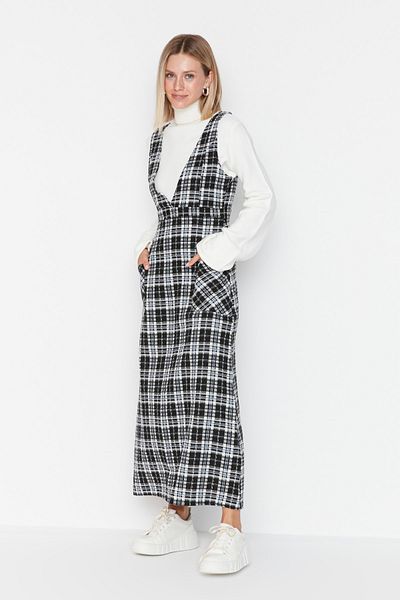 Trendyol Modest Černé kostkované šaty s výstřihem do V a výstřihem do V, podrobné tkané šaty TCTAW23EB00110