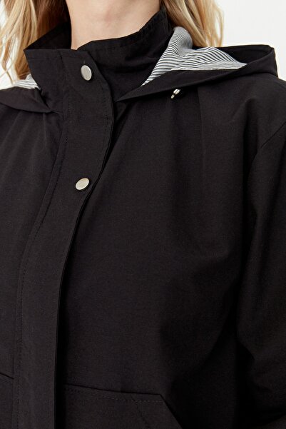 Trendyol Collection Černá oversize bunda s kapucí a zipem TWOSS20MO0027