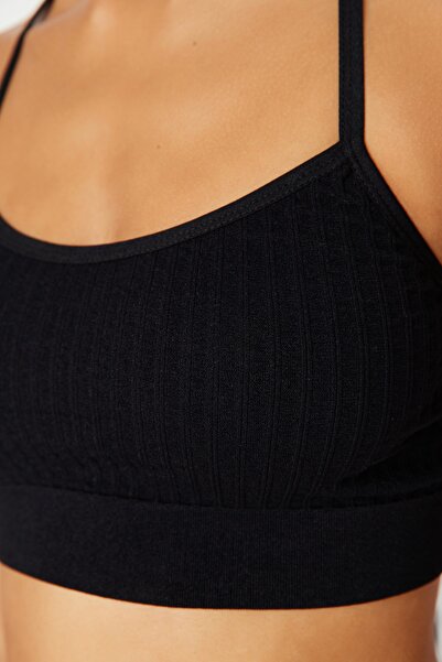 Trendyol Collection Czarny bezszwowy/bezszwowy lekki, podtrzymujący/stylizujący biustonosz sportowy z paskiem na plecach, dzianinowy biustonosz sportowy TWOSS22SS0008