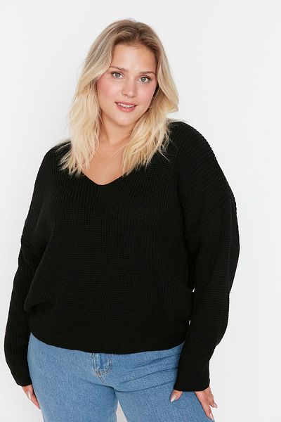 Trendyol Curve Schwarzer Strickpullover mit V-Ausschnitt und tiefer Schulterpartie TBBAW23AN00063