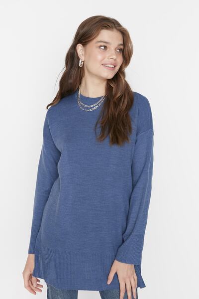 Trendyol Modest Indigofarbener Strickpullover mit Rundhalsausschnitt und Schlitzen an den Seiten TCTAW23AK00007