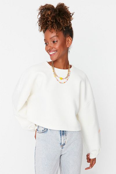Trendyol Collection Ecru Fleece Crop mikina tlustého střihu – potištěný rukáv, pohodlný střih TWOAW23SW00568