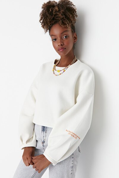 Trendyol Collection Ecru Fleece Crop mikina tlustého střihu – potištěný rukáv, pohodlný střih TWOAW23SW00568