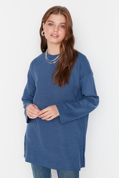 Trendyol Modest Indigofarbener Strickpullover mit Rundhalsausschnitt und Schlitzen an den Seiten TCTAW23AK00007