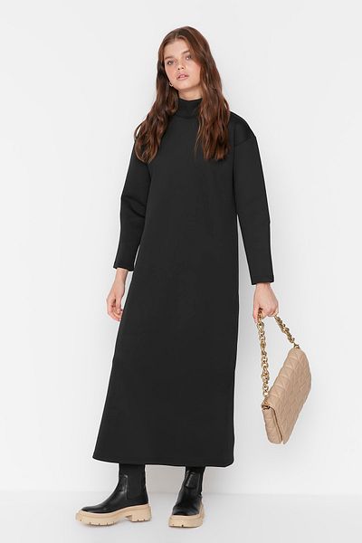 Trendyol Modest Základní pletené šaty s černým rolákem TCTAW23EB00059