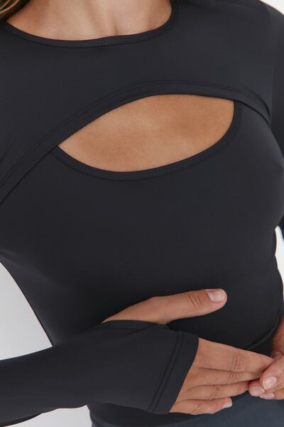 Trendyol Collection Tmavě antracitové ořezové okno/výřez a otvor pro palec Detailní pletený sportovní top/halenka TWOAW22BZ0481