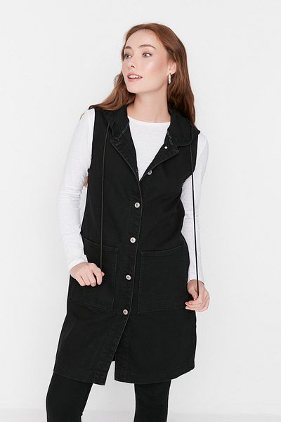 Trendyol Modest Schwarze Kapuzenweste aus 100 % Baumwolle mit Taschendetail TCTSS22YE0008