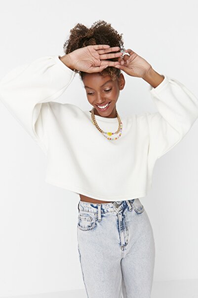 Trendyol Collection Ecru Fleece Crop mikina tlustého střihu – potištěný rukáv, pohodlný střih TWOAW23SW00568