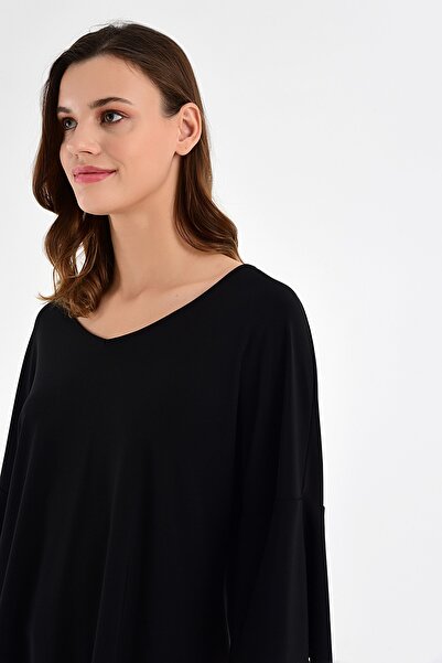 Laranor Kadın Siyah V Yaka ve Kolda Volan Detay Bluz 20L6814