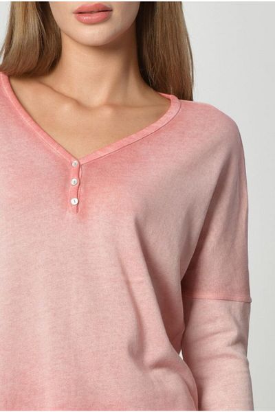 Cotton Candy تي شيرت بأكمام طويلة ورقبة على شكل حرف V مع تفاصيل أزرار - زهرة الرمان