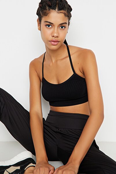 Trendyol Collection Czarny bezszwowy/bezszwowy lekki, podtrzymujący/stylizujący biustonosz sportowy z paskiem na plecach, dzianinowy biustonosz sportowy TWOSS22SS0008
