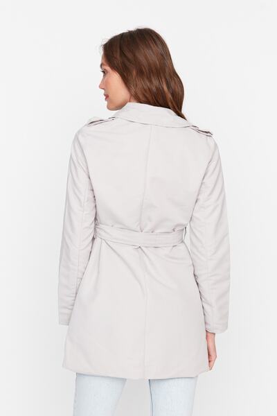 Trendyol Collection Trenčkot TWOSS22TR0036 se zapínáním na knoflíky s kamenným páskem