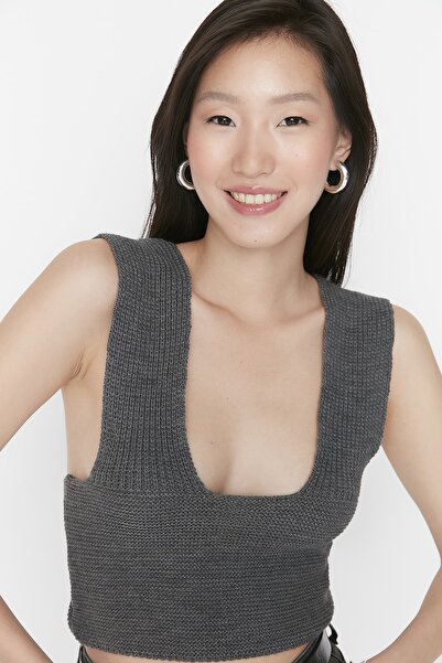 Trendyol Collection Antracitový límec Detailed Crop Knitwear Svetr TWOAW23SV00154