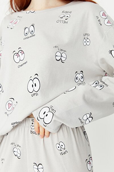 Trendyol Collection Sada trička a oblečení na spaní Jogger se vzorem šedých očí ze 100% bavlny - THMAW22PT0270