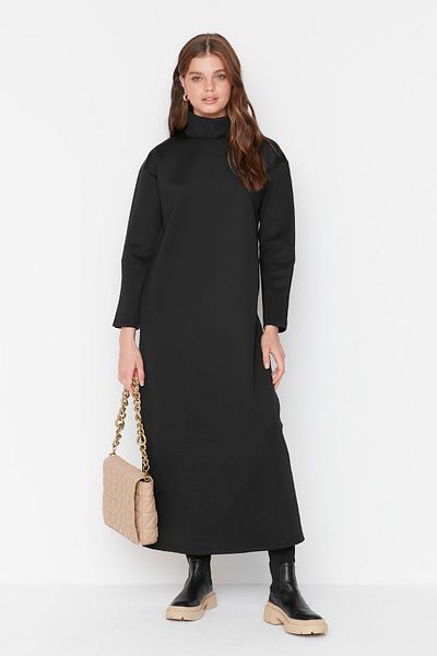 Trendyol Modest Základní pletené šaty s černým rolákem TCTAW23EB00059