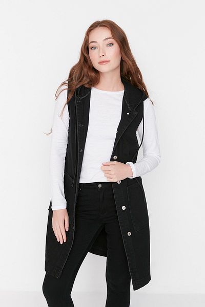 Trendyol Modest Schwarze Kapuzenweste aus 100 % Baumwolle mit Taschendetail TCTSS22YE0008
