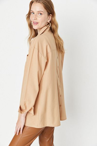 Trendyol Collection Detailní košile s velbloudím zády TWOAW23GO00330