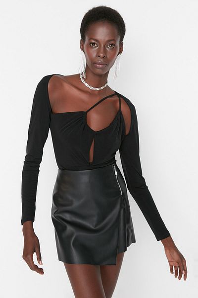 Trendyol Collection Schwarzer, gestrickter Body mit asymmetrischem Kragen und Fensterausschnitt und Ausschnitten TPRAW22BD0118