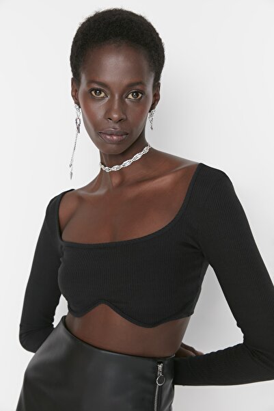 Trendyol Collection Schwarze Strickbluse mit bauchfreiem Kragen und detailliertem Ausschnitt TPRAW22BZ1337