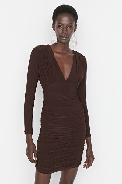 Trendyol Collection Krátké svěšené tmavě hnědé pletené večerní šaty - TPRAW22EL1069