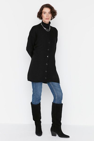 Trendyol Modest Pletený svetr se zapínáním na černý knoflík TCTAW23HI00001