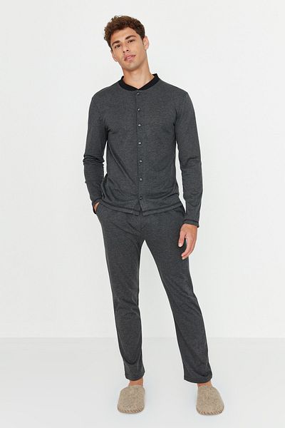 Trendyol Collection Anthrazitfarbenes Pyjama-Set aus Strick mit Knopfleiste, Regular Fit, für Herren TMNAW23PT00043