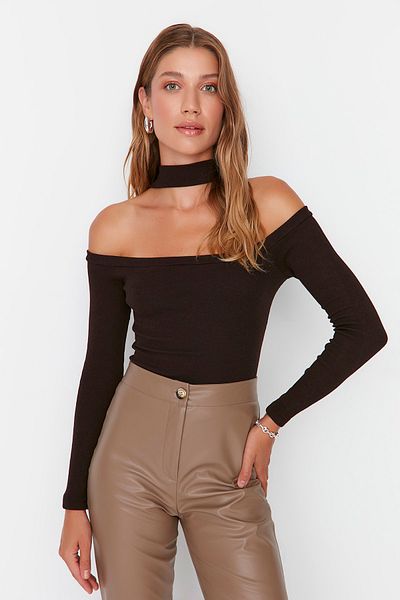 Trendyol Collection Braune, taillierte, figurbetonte, gerippte Strickbluse mit Carmen-Kragen und Halsband, TWOAW22BZ0531