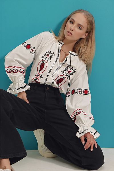 Trend Alaçatı Stili Damen-Bluse aus Popeline mit weißem Kragen vorne und Ärmeln und Blumenstickerei ALC-X9056