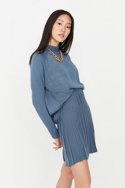 Trendyol Collection Indigofarbener Strickanzug mit Faltenrock und Oberteil TWOAW23AU00184