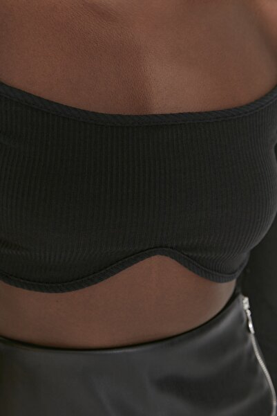 Trendyol Collection Schwarze Strickbluse mit bauchfreiem Kragen und detailliertem Ausschnitt TPRAW22BZ1337