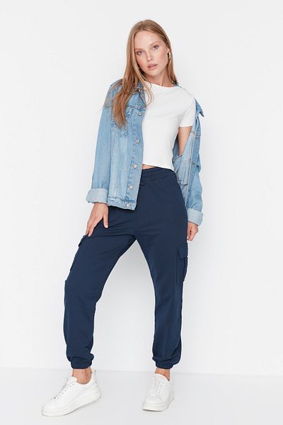 Trendyol Collection Indigo Dünne Strick-Jogginghose mit Cargo-Taschen TWOAW23EA00119