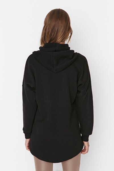 Trendyol Collection Černá pletená sportovní mikina se širokým střihem a kapucí TWOAW23SW00459