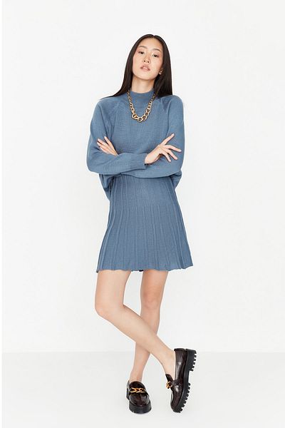 Trendyol Collection Indigofarbener Strickanzug mit Faltenrock und Oberteil TWOAW23AU00184