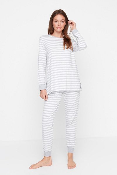 Trendyol Collection Šedé pruhované tričko ze 100% bavlny a set oblečení na spaní Jogger – Thmaw21Pt0565