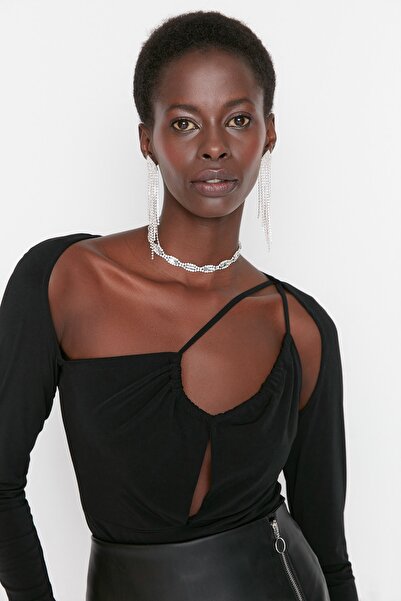 Trendyol Collection Černé pletené okno/vyříznuté podrobné asymetrické tělo límce TPRAW22BD0118