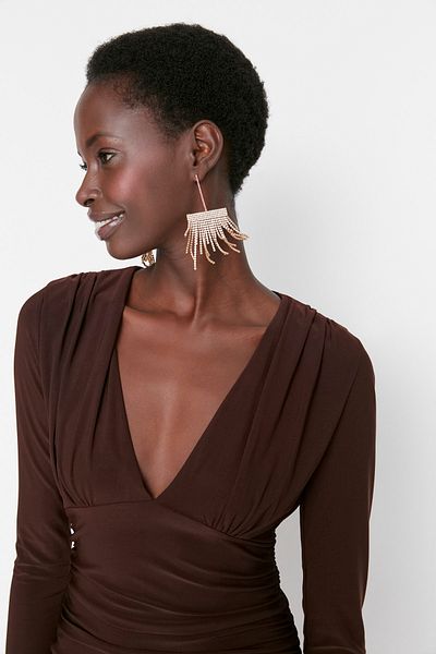 Trendyol Collection Κοντό ντραπέ σκούρο καφέ πλεκτό βραδινό φόρεμα - TPRAW22EL1069