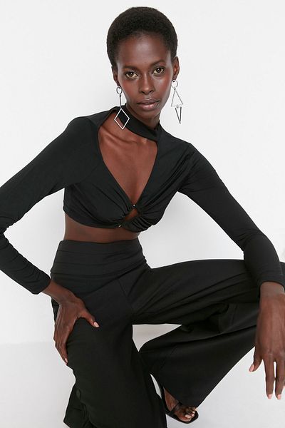 Trendyol Collection Czarna, szczegółowa bluzka z dzianiny TPRSS22BZ0111