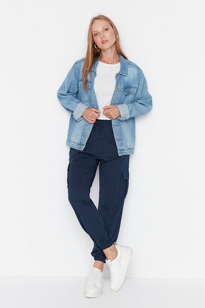 Trendyol Collection Indigo Dünne Strick-Jogginghose mit Cargo-Taschen TWOAW23EA00119