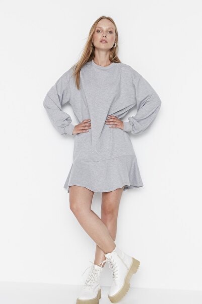 Trendyol Collection Μίνι πλεκτό φόρεμα σε γκρι Melange Flounce στρίφωμα TWOAW23EL00699