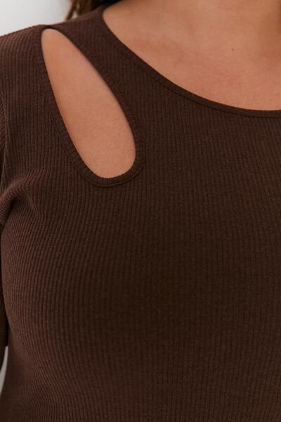 Trendyol Curve Καφέ Παράθυρο/Αποκοπή Λεπτομερές μίντι πλεκτό φόρεμα TBBAW23AH00064