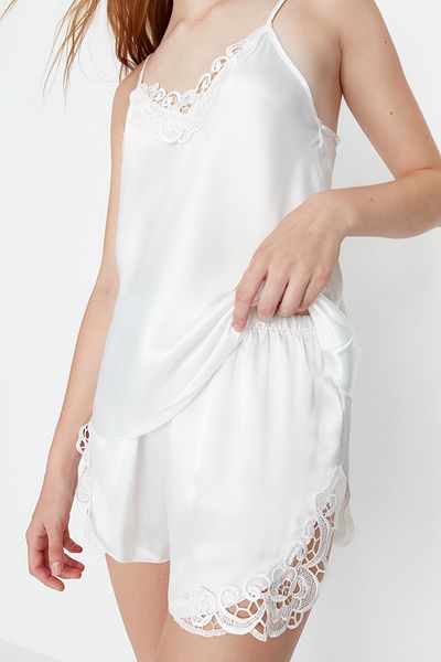 Trendyol Collection Ecrufarbenes, gewebtes Pyjama-Set aus Spitze mit Seilträgern und Satin-Shorts THMAW21PT0843