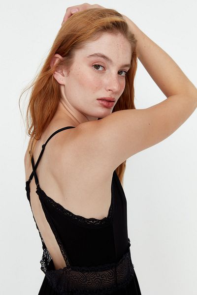Trendyol Collection Schwarzes Nachthemd mit Spitzenkordelträgern – Rücken- und Schlitzdetails THMAW20GC0001