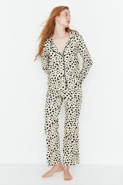 Trendyol Collection Beigefarbenes Pyjama-Set aus Baumwolle mit Leopardenmuster – Hemd und Hose THMAW21PT0489