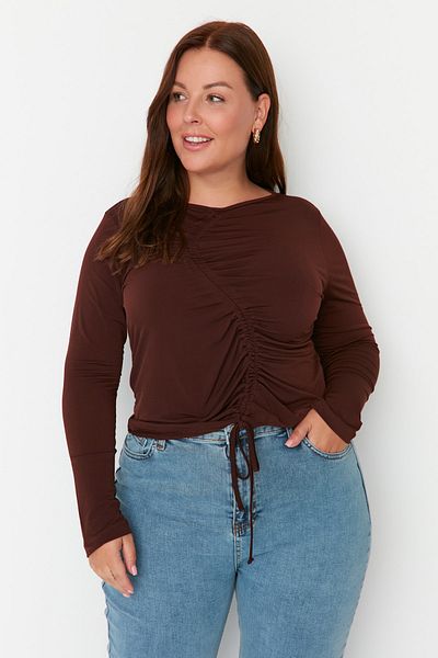 Trendyol Curve Braune, detaillierte Strick-Crop-Bluse mit Rundhalsausschnitt TBBAW23AF00057